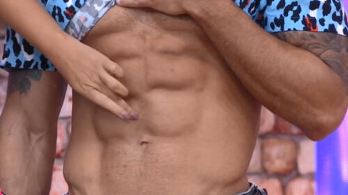 Tula Rodríguez le toca el abdomen a Gino Assereto al presumir ‘six pack’