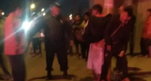 En Tacna ataron a poste a dos delincuentes que intentaron robar viviendas. En Tacna ataron a poste a dos delincuentes que intentaron robar viviendas.