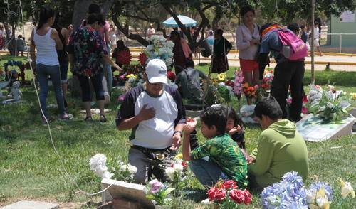 PNP vigilará que personas no acudan a los cementerios a velar a sus muertos. Foto: La República. velaciones