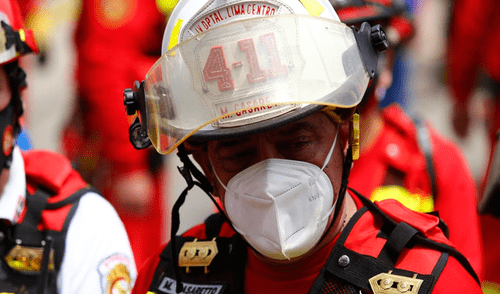 Tras más de 48 horas, Bomberos hallaron el cuerpo del obrero sepultado en Cercado de Lima. Créditos: Flavio Matos / La República.