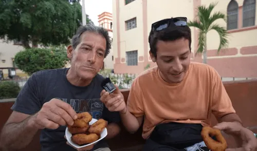 Tío Lenguado visitó la Plaza de Armas de Piura y probó unos ricos picarones de S/ 5,00