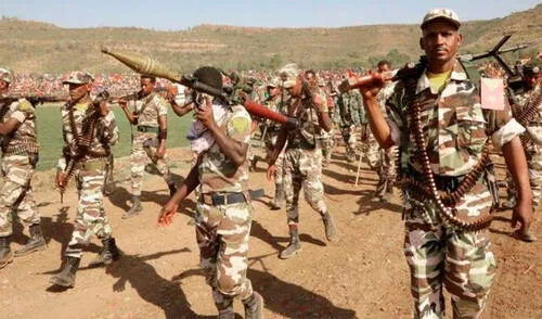 Fuerzas del Frente de Liberación del Pueblo de Tigray (TPLF) participan en una marcha militar organizada en el norte de Etiopía. Foto: HispanTV Etiopía, el país africano que está “al borde de una guerra civil” tras un centenar de muertes