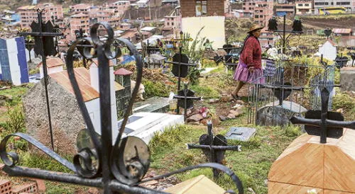 1. VISITAS. Hoy, Día de los Muertos, familias visitan cementerios para reencontrarse con sus seres queridos fallecidos.