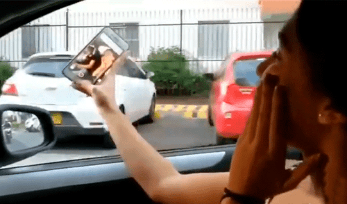 Facebook: le roban el celular a chica por hacer 'streaming' con la ventana del auto abierta [VIDEO] 