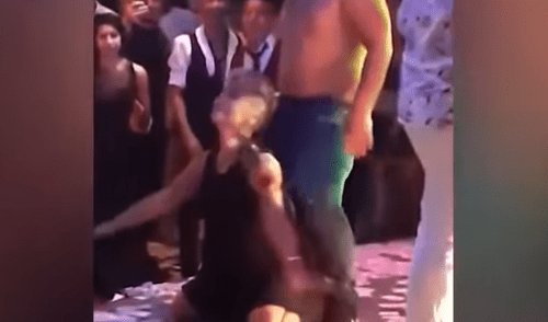 YouTube: profesora renuncia tras protagonizar 'striptease' ante alumnos [VIDEO]