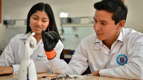 Piura: jóvenes inventan instrumento orientado al lenguaje de señas