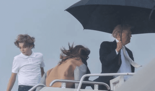 Donald Trump se cubre de la lluvia y deja expuesta a Melania y su hijo menor [VIDEO]