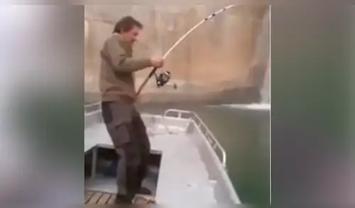 YouTube vira: intenta atrapar a 'extraña criatura' y termina 'mordisqueado' por el animal [VIDEO]