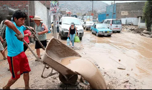 Huachipa: aniego dificulta el tránsito en av. Carapongo