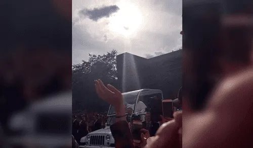 En Facebook: foto del papa Francisco siendo 'iluminado' es furor en Internet