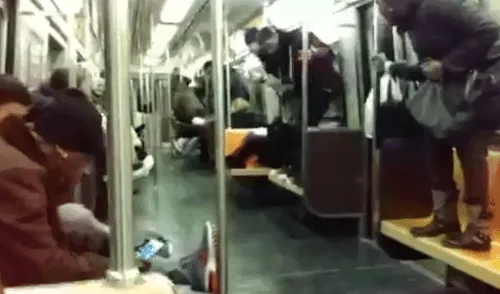 Facebook: Rata aparece en vagón de tren y pasajeros pierden el control [VIDEO]