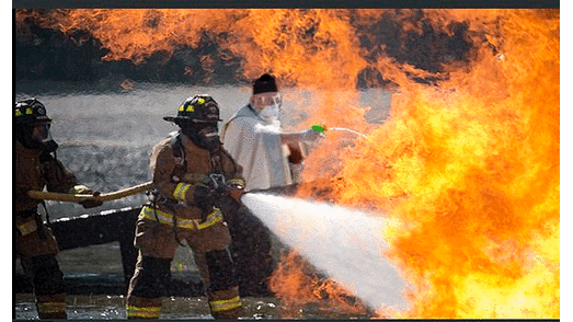 Padre bendice a sus fieles con una pistola de agua y desata divertidos memes