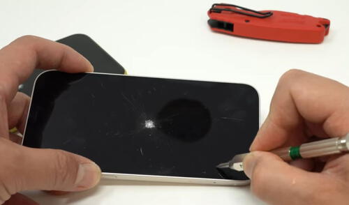 iPhone 12: youtuber pone a prueba la resistencia de la pantalla del teléfono de Apple [VIDEO]