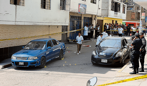 Terror. Tres de los cuatro ocupantes de este auto murieron. (Foto: M. Cotrina)