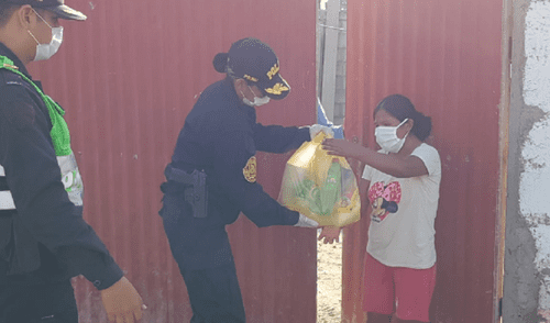 Policías de Gregorio Albarracín entregaron donaciones a familias sin bono de S/ 380. Policías de Gregorio Albarracín entregaron donaciones a familias sin bono de S/ 380.