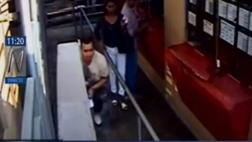 SJM: Ladrón escapa gateando de sede judicial ante descuido de policías [VIDEO]