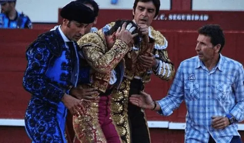 Brutal cornada a torero en la cabeza afecta su cuero cabelludo [VIDEO]