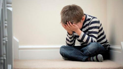 Padres encerraron a su hijo en cuarto lleno de excremento y obligaron a otros niños a golpearlo