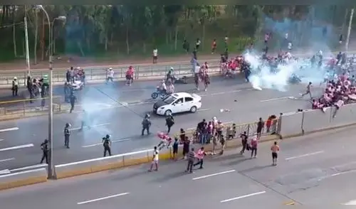 Lanzan bombas lacrimógenas a barristas del Sport Boys [VIDEO]