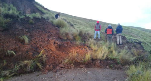 Autoridades dispusieron maquinaria pesada para limpiar carretera. Autoridades dispusieron maquinaria pesada para limpiar carretera.