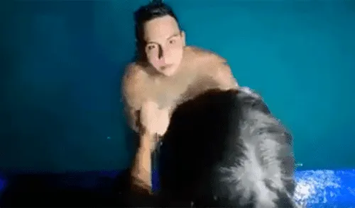 Jóvenes parodian a ‘Jack’ y ‘Rose’ en una hilarante escena de Titanic [VIDEO]