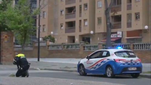 El policía brindó unas palabras a través del megáfono de su patrulla, conmoviendo a los vecinos de Zaragoza. (Foto: Captura) El policía brindó unas palabras a través del megáfono de su patrulla, conmoviendo a los vecinos de Zaragoza. (Foto: Captura)