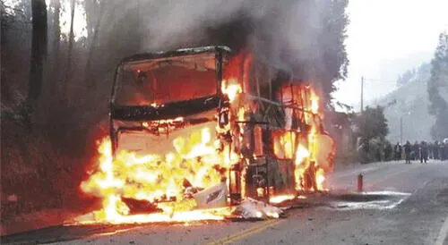 Se incendia bus en Cusco y salvan de la muerte 60 pasajeros [VIDEO]