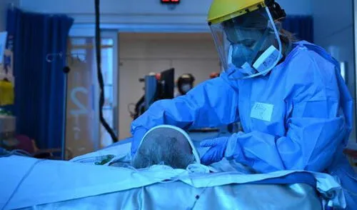 Médico en hospital del Reino Unido atiende a paciente con coronavirus. Foto: EFE.