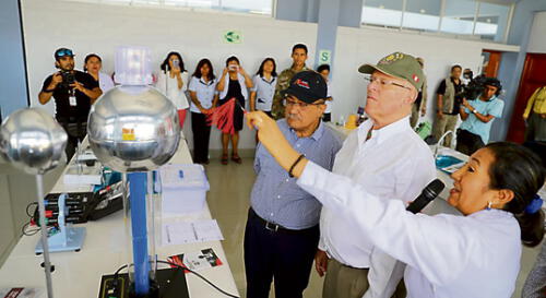 Pedro Pablo Kuczynski visita obras pero evita responder a la prensa [VIDEO]