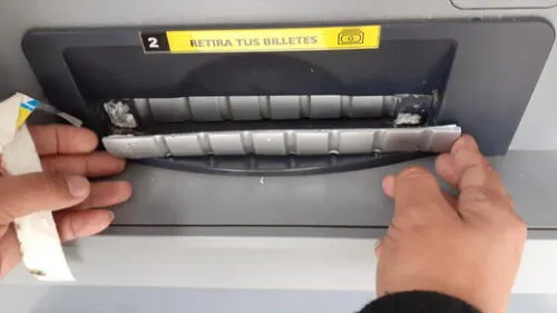 Cajero ubicado en hospital de Collique tenía instalada una regla metálica para impedir la salida de billetes. (Foto: Difusión)