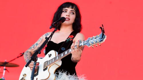 Abuchean a Mon Laferte en concierto y piden que entre otro artista [VIDEO]