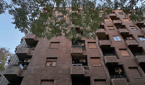 Mujer se lanza de quinto piso cuando iba a ser desalojada de su departamento