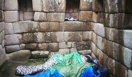 Mochileros duermen en ciudadela de Machu Picchu