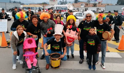 Visitantes no dudaron en bailar a ritmo de la banda de la PNP. Visitantes no dudaron en bailar a ritmo de la banda de la PNP.