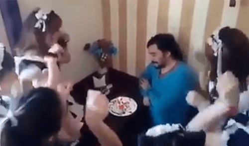 Facebook: Joven 'otaku' recibe peculiar 'regalo' de cumpleaños y su reacción sorprende a miles [VIDEO]