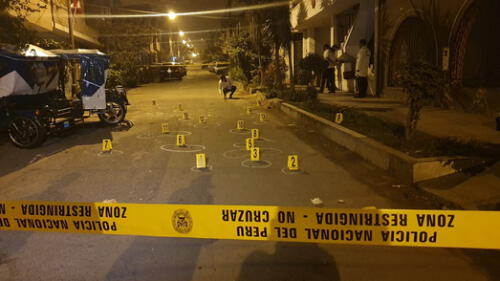 Los agentes encontraron cerca de 50 casquillos de balas en la escena del crimen.