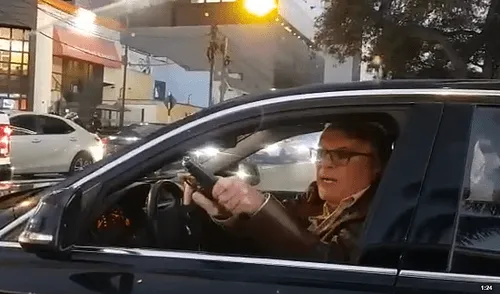 Sujeto amenaza con arma de fuego a conductor en plena vía pública [VIDEO] 