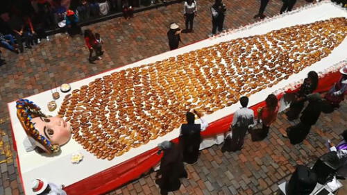 Impresionante bautizo de wawa gigante se vivió en Plaza Mayor de Cusco [VIDEO]