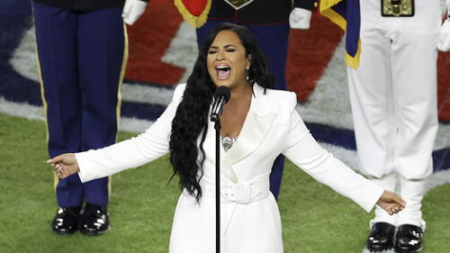 Demi Lovato canta el himno de USA