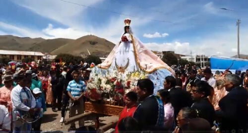 Fieles ofrecieron sus alabanzas a la sagrada imagen.