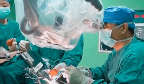 Sufre desmayos y dolor de cabeza, va al doctor y le extirpa un gusano de su cerebro