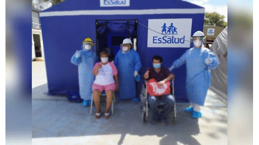 El agente mostró su agradecimiento con el personal medico.