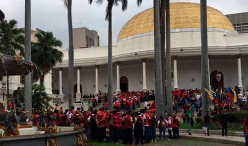  Venezuela: chavistas irrumpen con armas en Parlamento en el Día de Independencia [VIDEO]