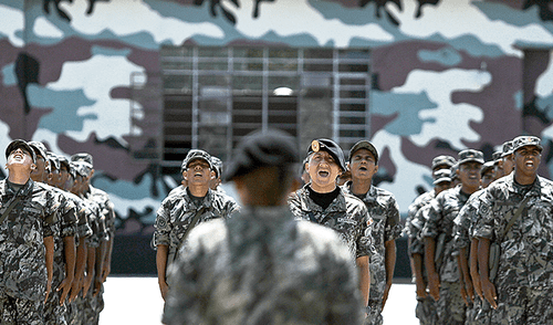 En fila. El servicio militar es voluntario. Están prohibidos los sorteos y llamamientos. En fila. El servicio militar es voluntario. Están prohibidos los sorteos y llamamientos.