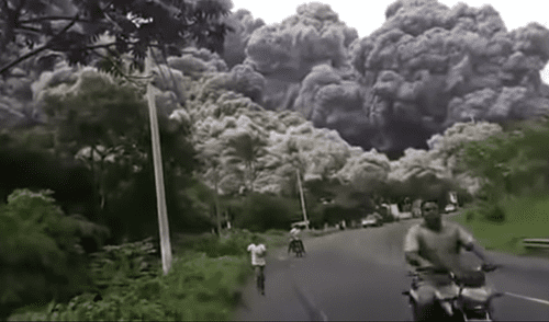 Guatemala: la dramática huida de motociclista tras erupción del Volcán de Fuego