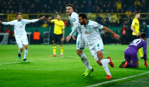 Claudio Pizarro: directivo del Werder Bremen criticó la actitud del peruano al posar con una cerveza cuando el equipo pelea el descenso