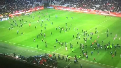 Temen descenso: hinchas del Lille invaden la cancha para agredir a sus jugadores [VIDEO]