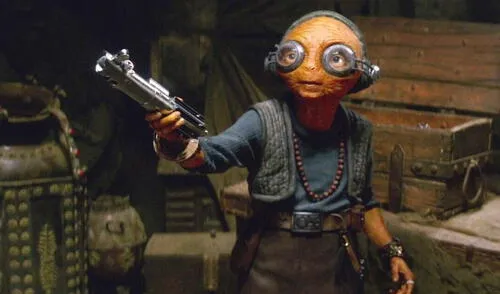 Maz Kanata le entrega a Rei el sable de luz que perteneció a Luke y Anakin.