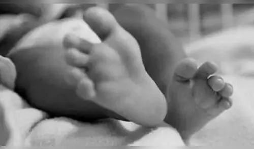 Abandonan a recién nacido dentro de caja y con una desgarradora carta en el pecho Abandonan a recién nacido dentro de caja y con una desgarradora carta en el pecho