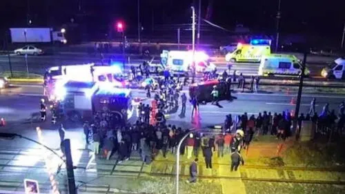 Vehículo embiste a un grupo de manifestantes, mata a 2 personas y hiere a otras 11. Foto: Twitter